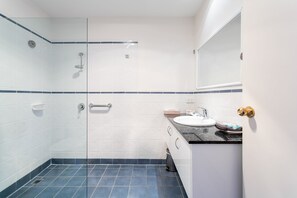 Free toiletries, hair dryer, towels, soap - Mayfair Plaza Motel (Sandy Bay)