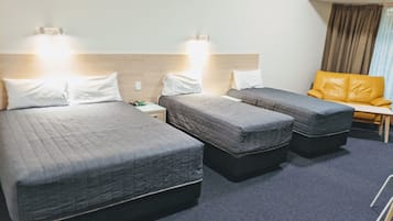 Chambre Triple Supérieure | Literie de qualité supérieure, minibar, bureau, rideaux occultants