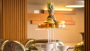 Una mesa de buffet con diversos alimentos y una decoración central.