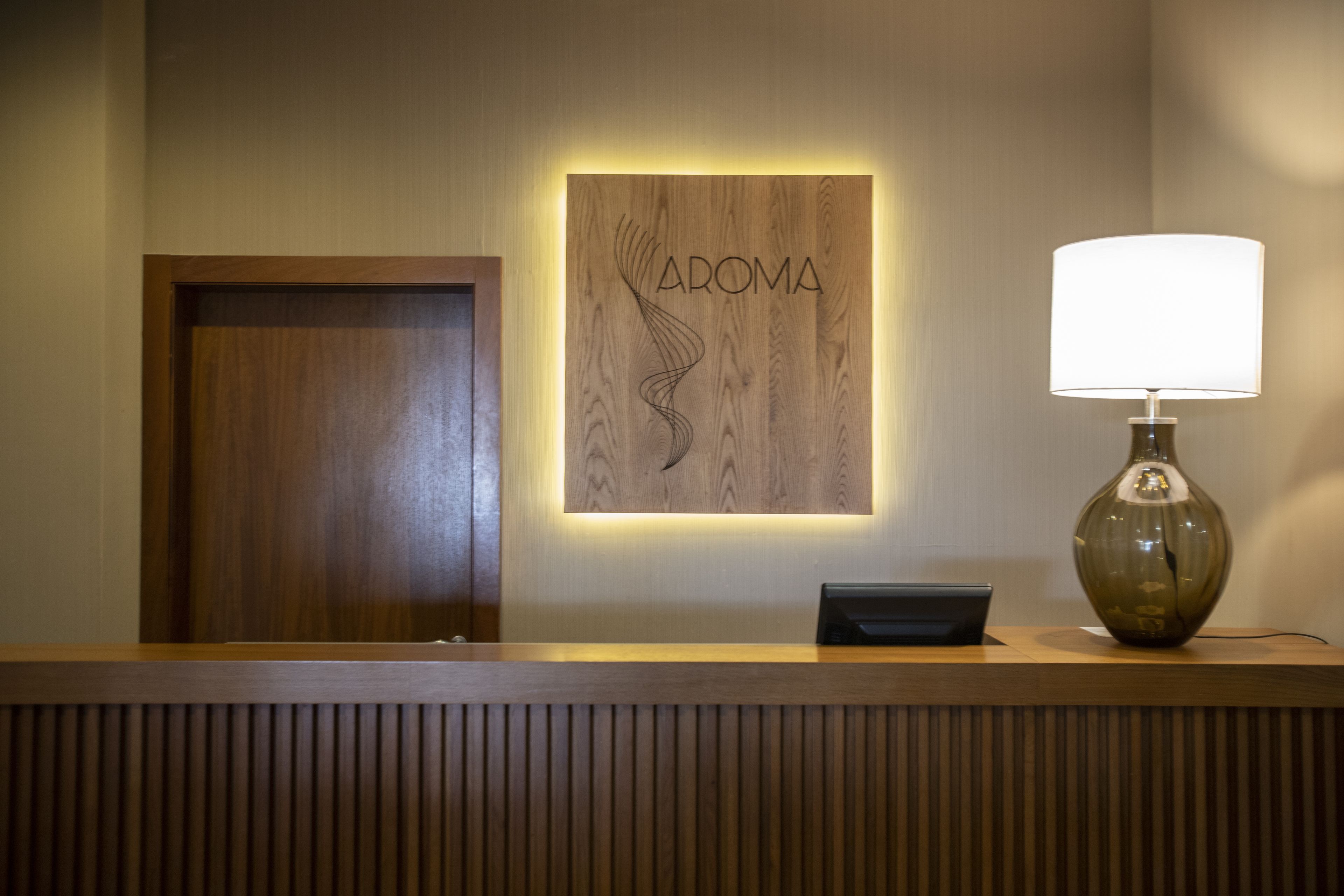 breakfast, lunch, dinner served; international cuisine