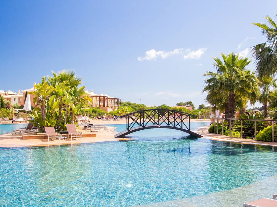 Een binnenzwembad, 5 buitenzwembaden, parasols voor strand/zwembad