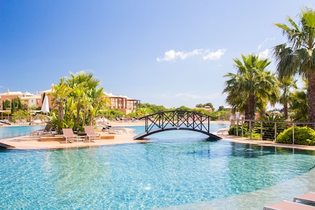 Una piscina techada, 5 piscinas al aire libre, sombrillas. Monte Santo Resort
