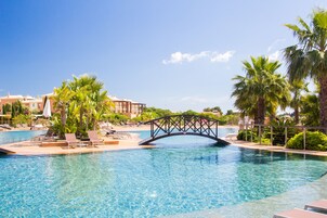 室内游泳池，5 室外游泳池，池畔遮阳伞，日光浴躺椅