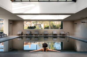 屋内プール、5 つの屋外プール、プール パラソル、サンラウンジャー