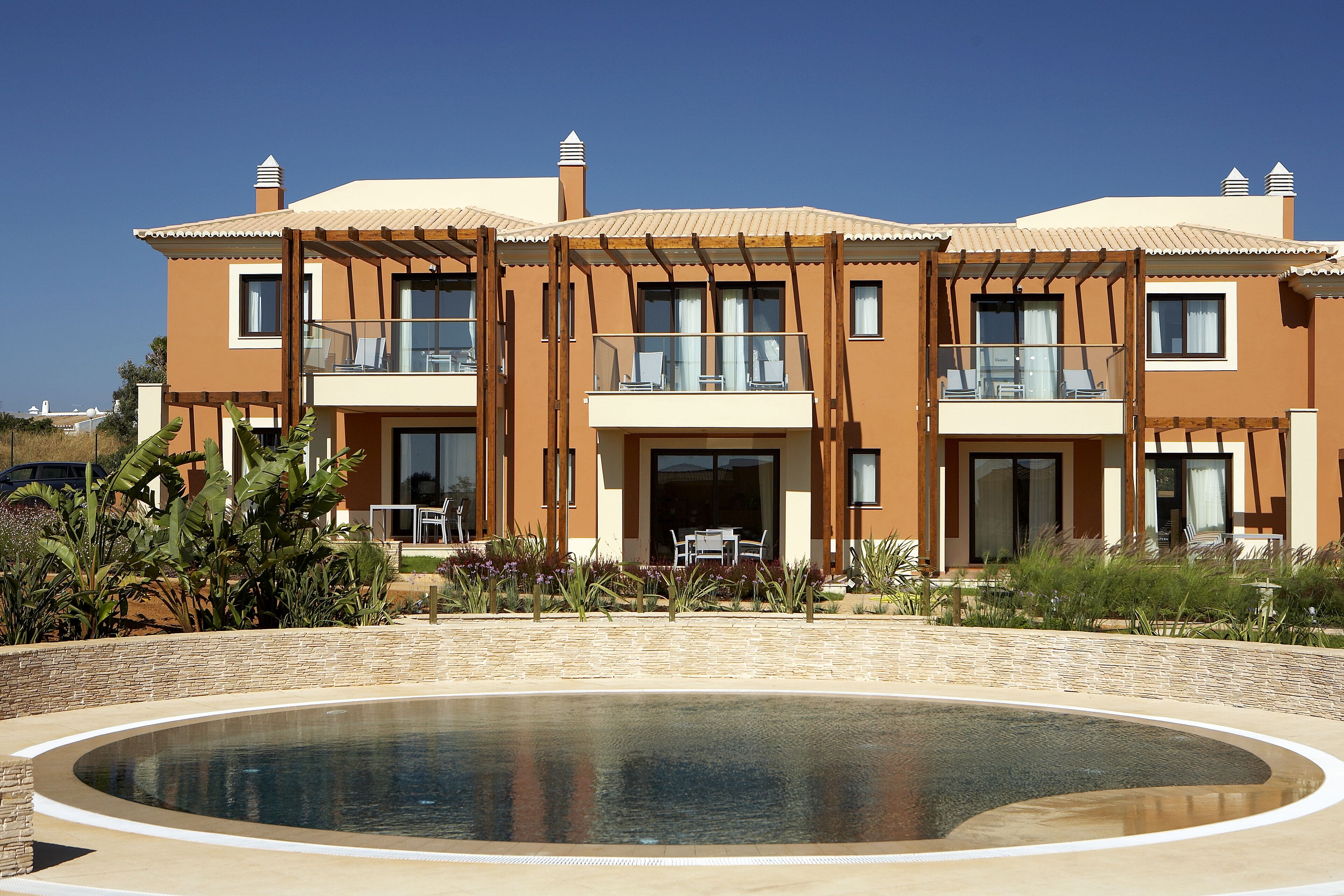 Una casa moderna de dos pisos con piscina delantera.