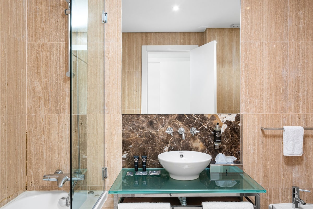 combined shower/bathtub, hair dryer, bathrobes, slippers