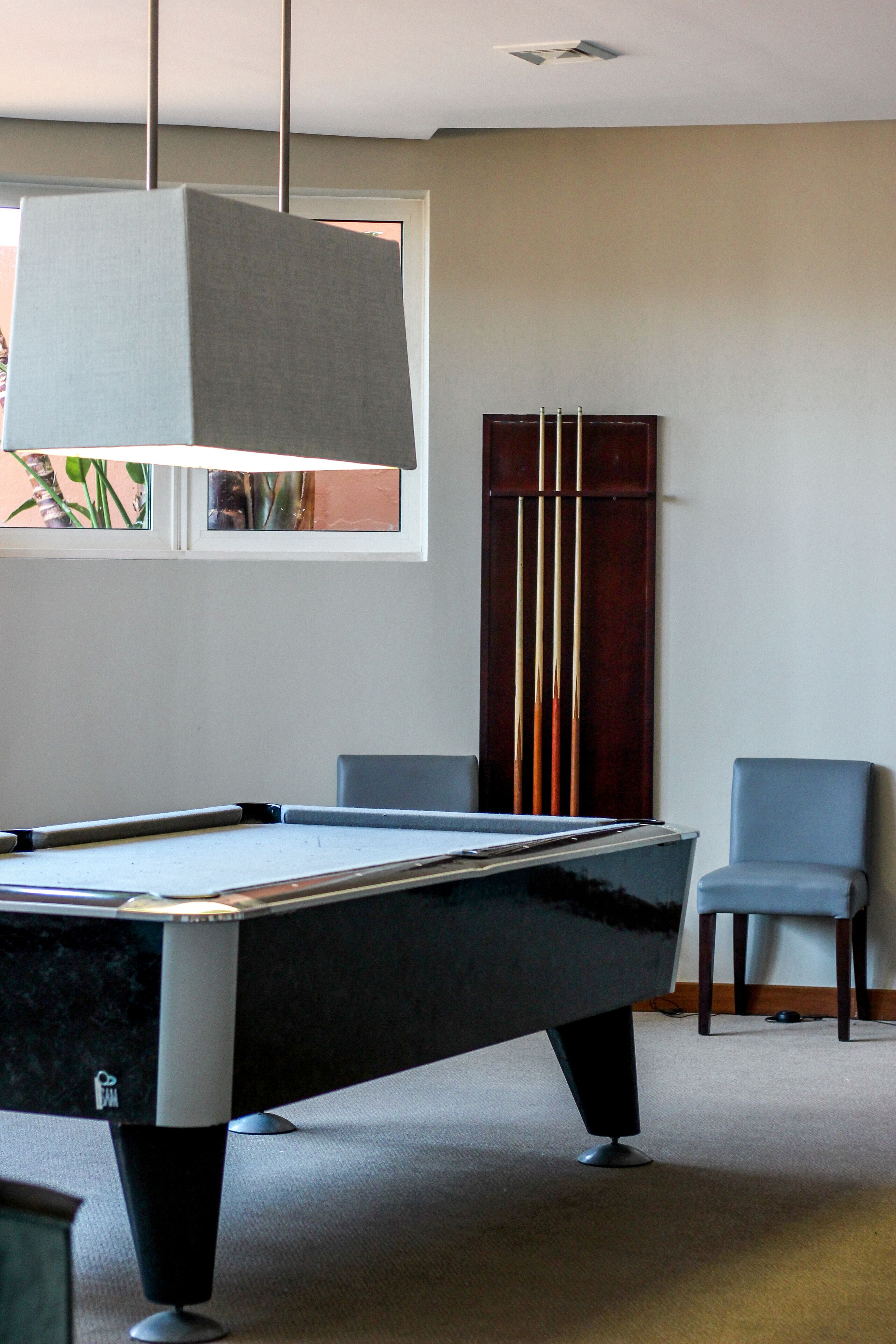 2 bars/lounges, poolside bar