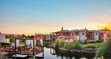 Fachada da propriedade à noite