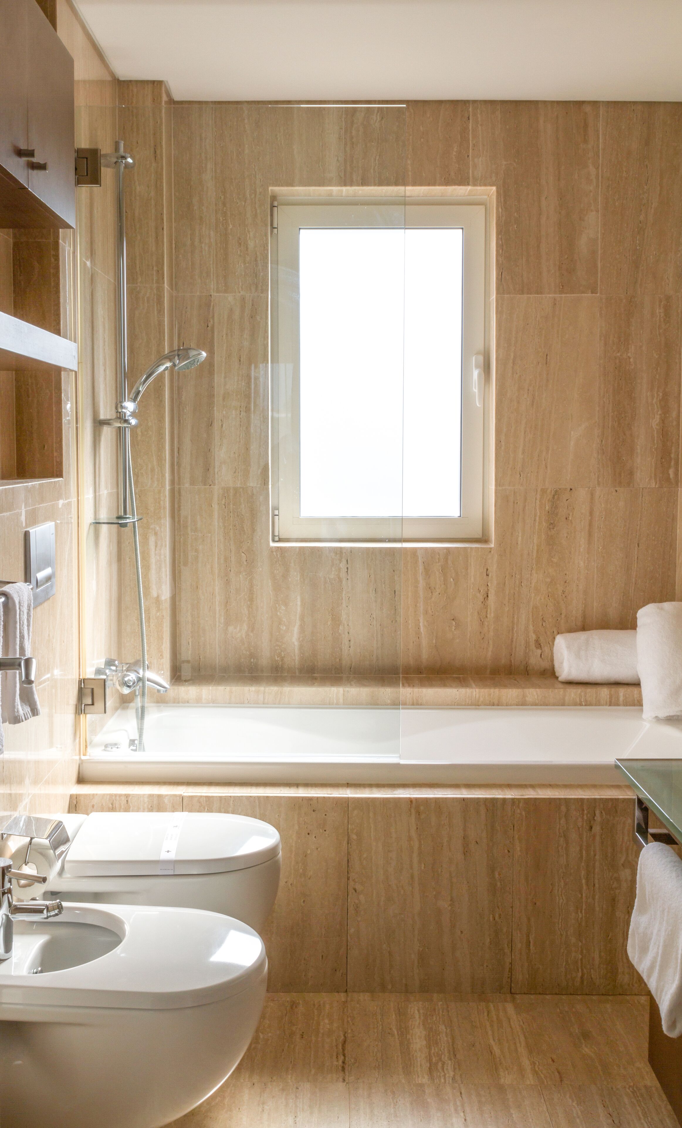 Une salle de bain moderne équipée d’une baignoire, d’une douche et d’un lavabo.