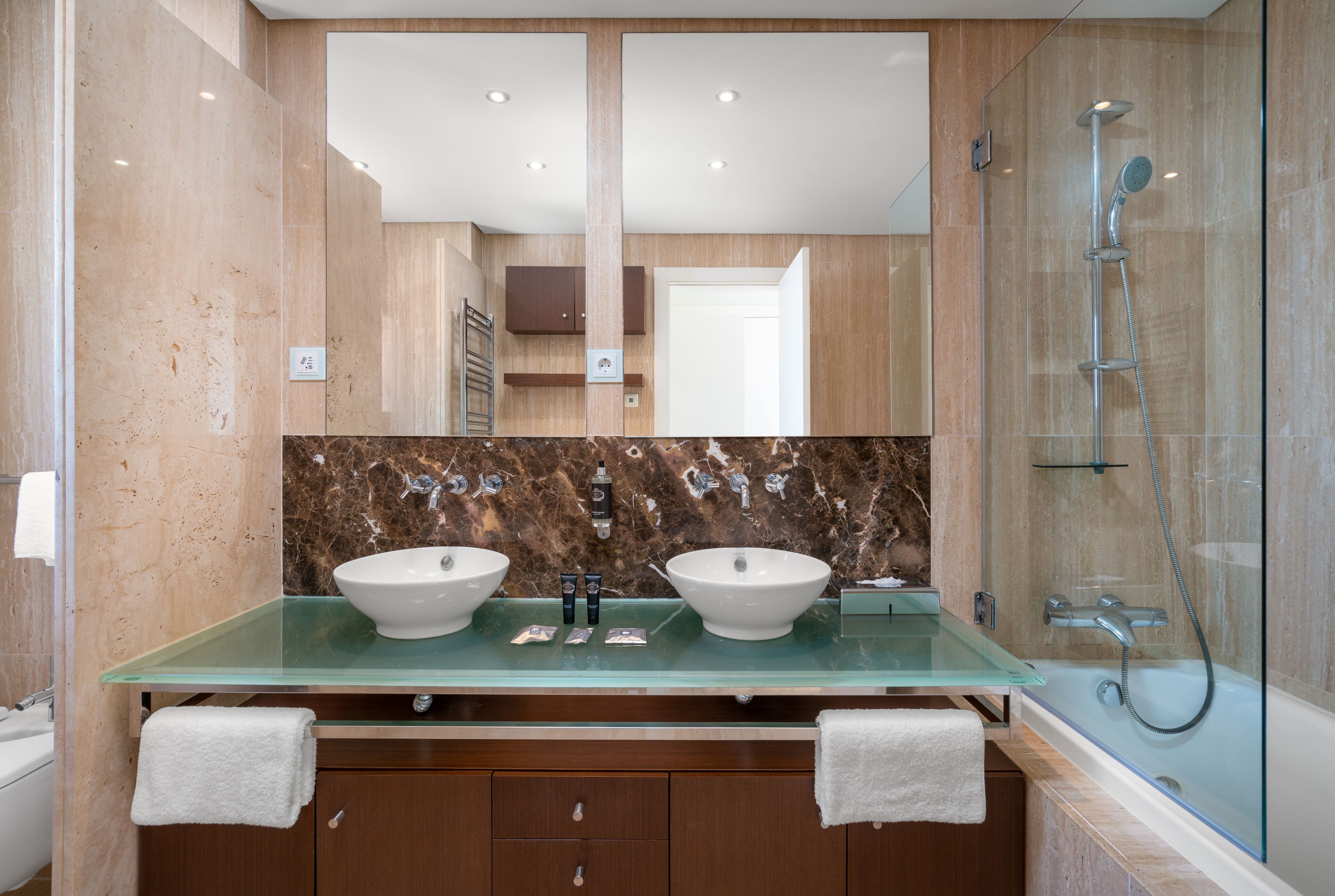 combined shower/bathtub, hair dryer, bathrobes, slippers