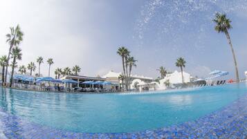 Piscina interna, piscina externa, guarda-sóis, espreguiçadeiras