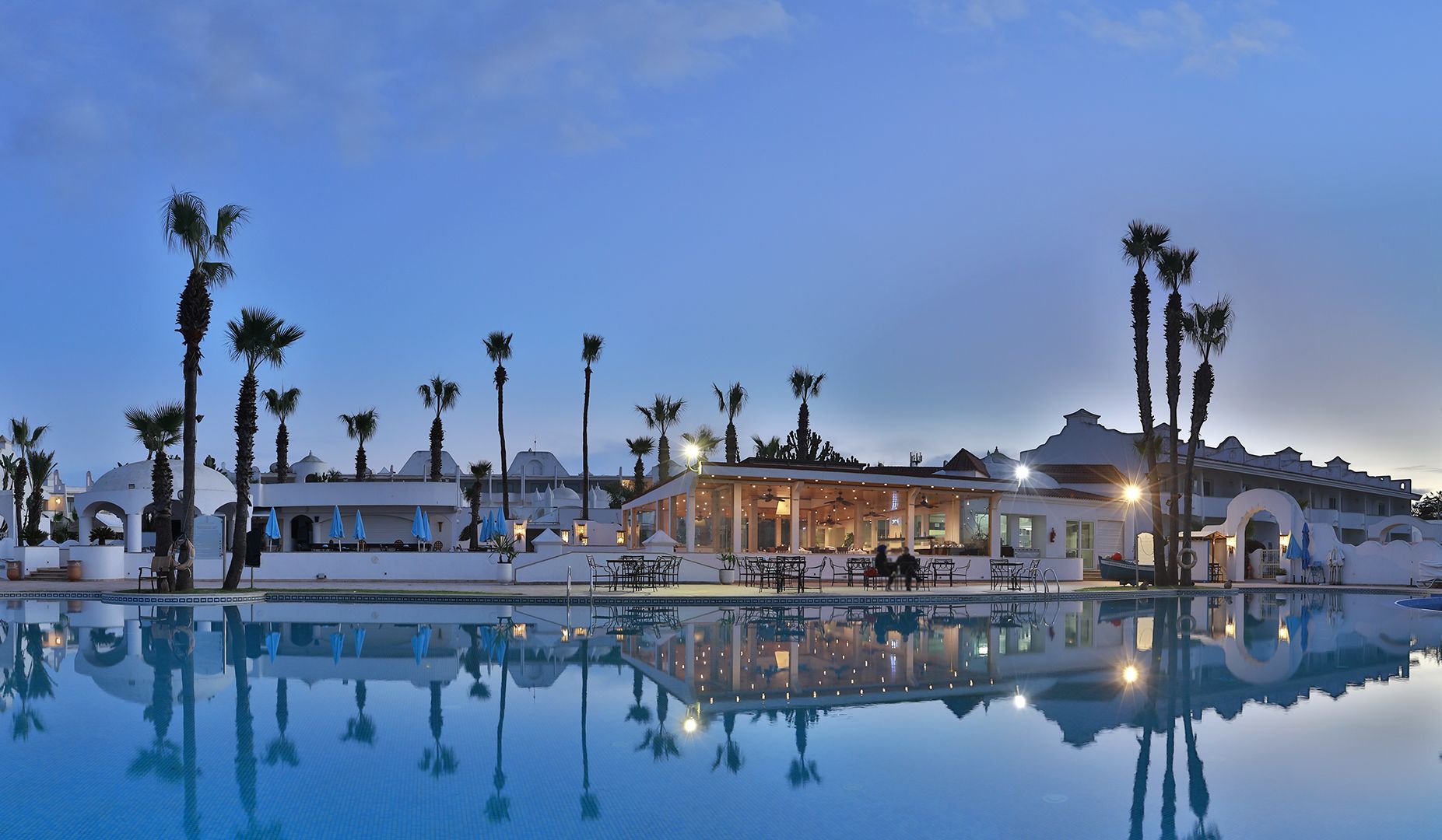 3 restaurants, breakfast, lunch, dinner served; Italian cuisine 