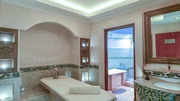 Couples treatment rooms, sauna, hot tub, steam room, Turkish bath