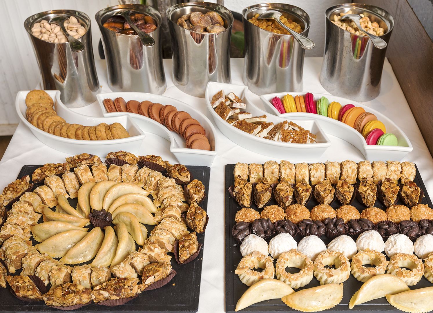 Une table de buffet avec divers plats et récipients.