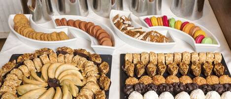 Une table de buffet avec divers plats et récipients.