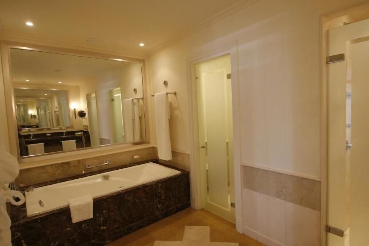 Bathroom | Separate tub and shower, free toiletries, hair dryer, bathrobes
