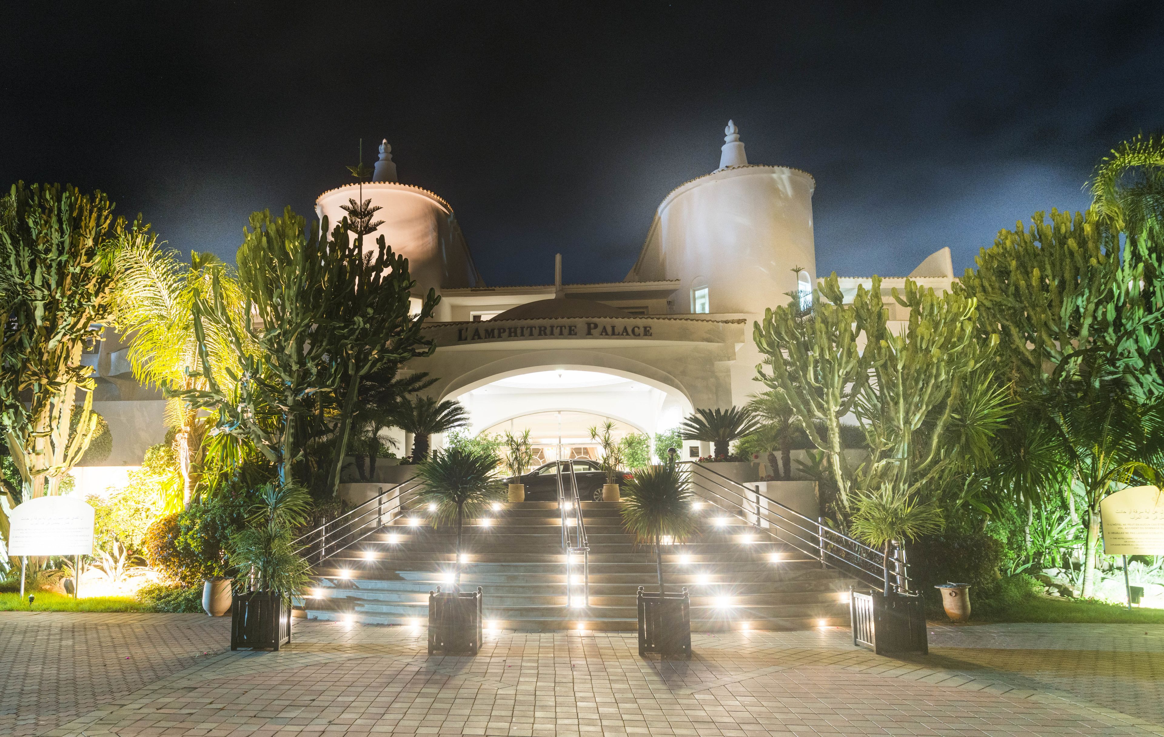 Una entrada imponente con una escalera que conduce a un edificio con la leyenda "LAMPHITRITE PALACE".