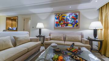 Senior Suite | Lobby sitting area