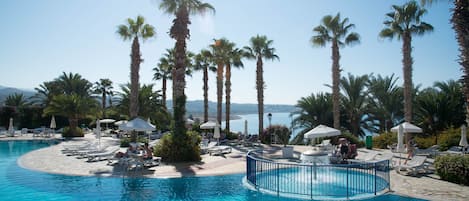 Piscine couverte, piscine extérieure, parasols de plage, chaises longues