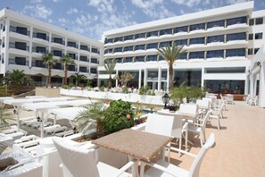 2 restaurantes; se sirven desayunos, almuerzos y cocina internacional 