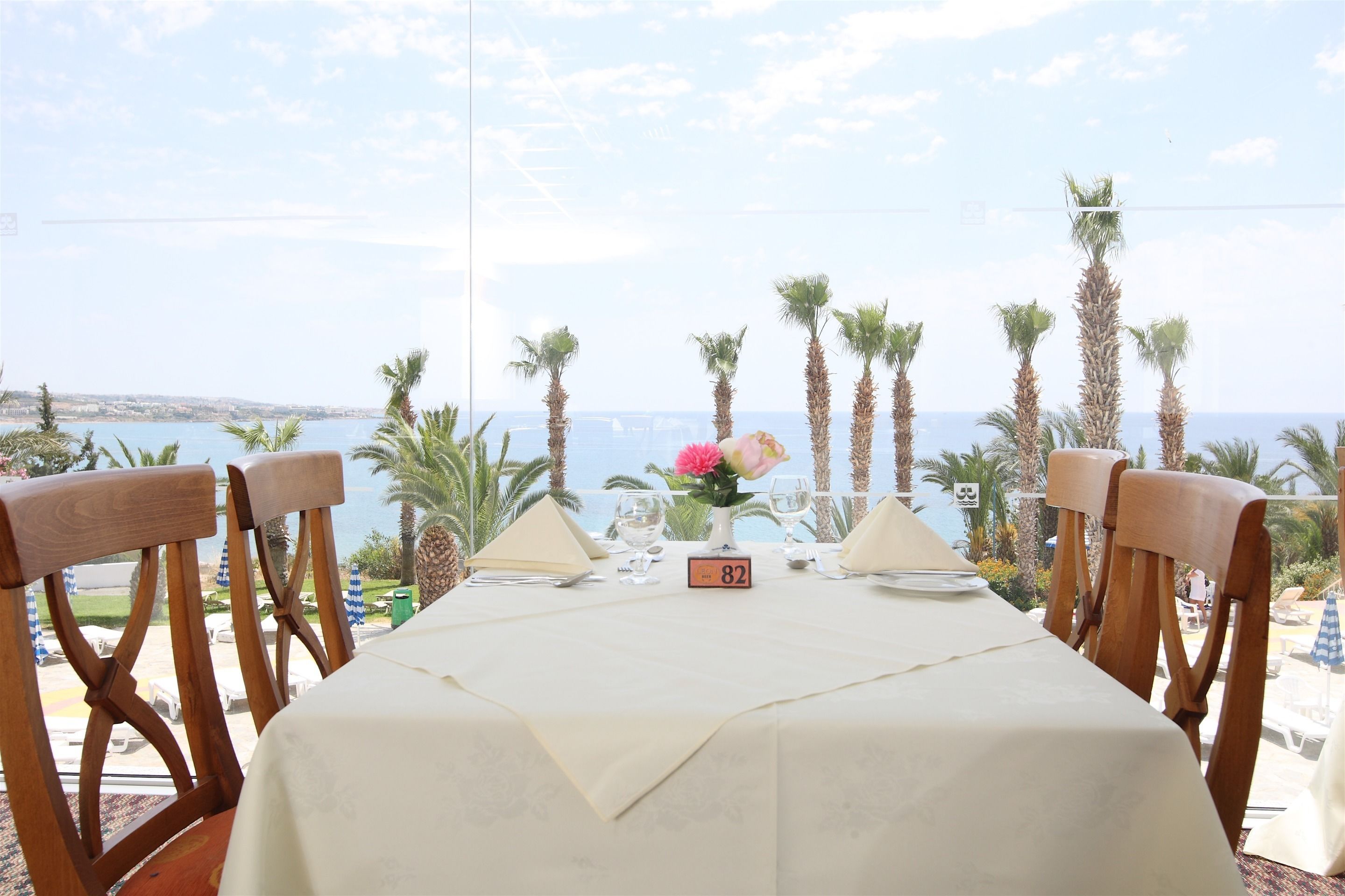 2 ravintolaa, joissa tarjoillaan aamiainen; kansainvälinen keittiö