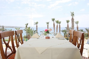 2 من المطاعم، حيث تُقدم وجبات الإفطار، الغداء، العشاء، الأطباق العالمية