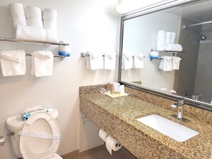 Kombinasi shower/bathtub dan perlengkapan mandi gratis