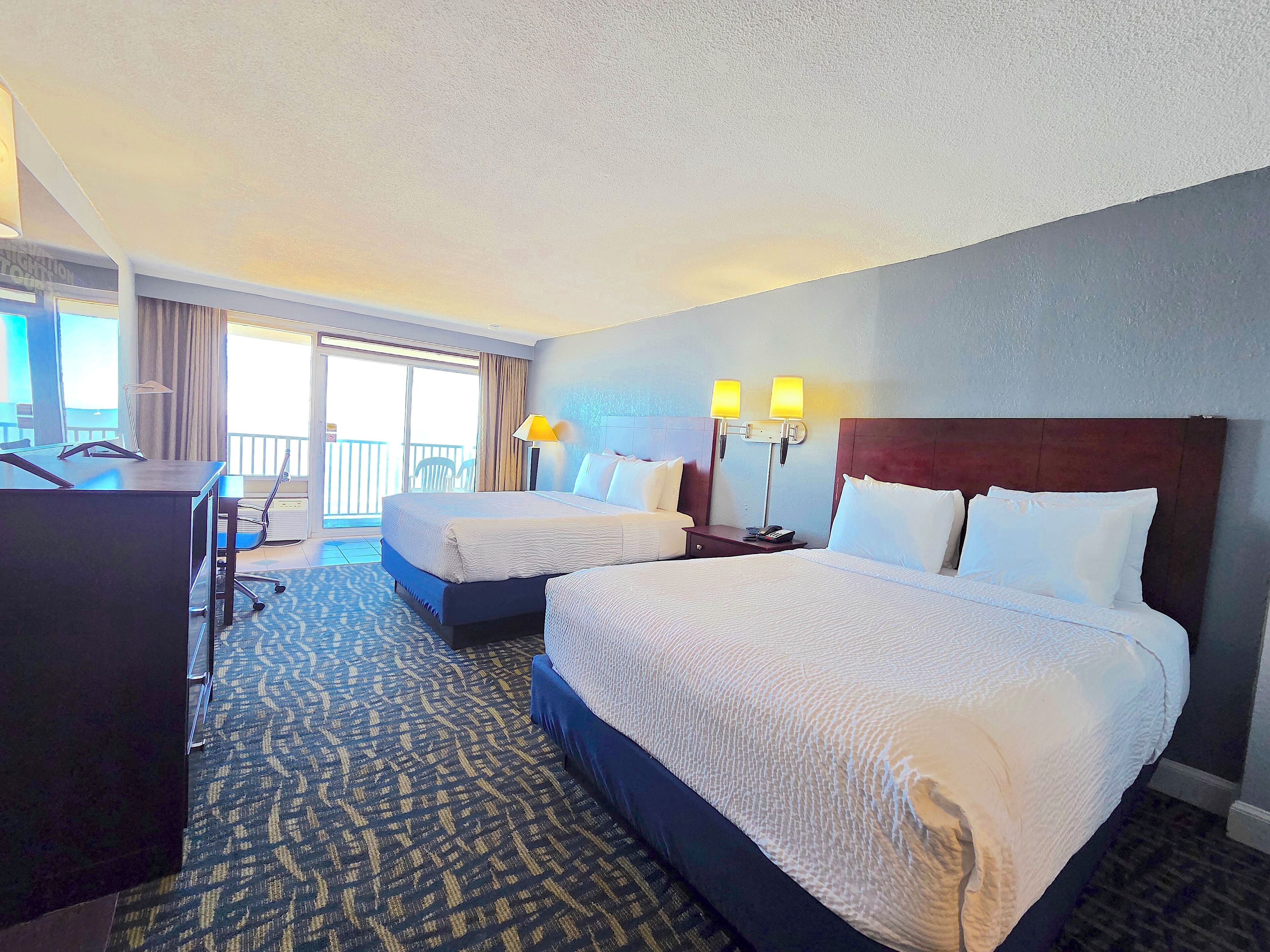 Chambre Deluxe, 2 grands lits, vue sur l’océan | Coffre-fort, bureau, espace de travail pour ordinateurs portables