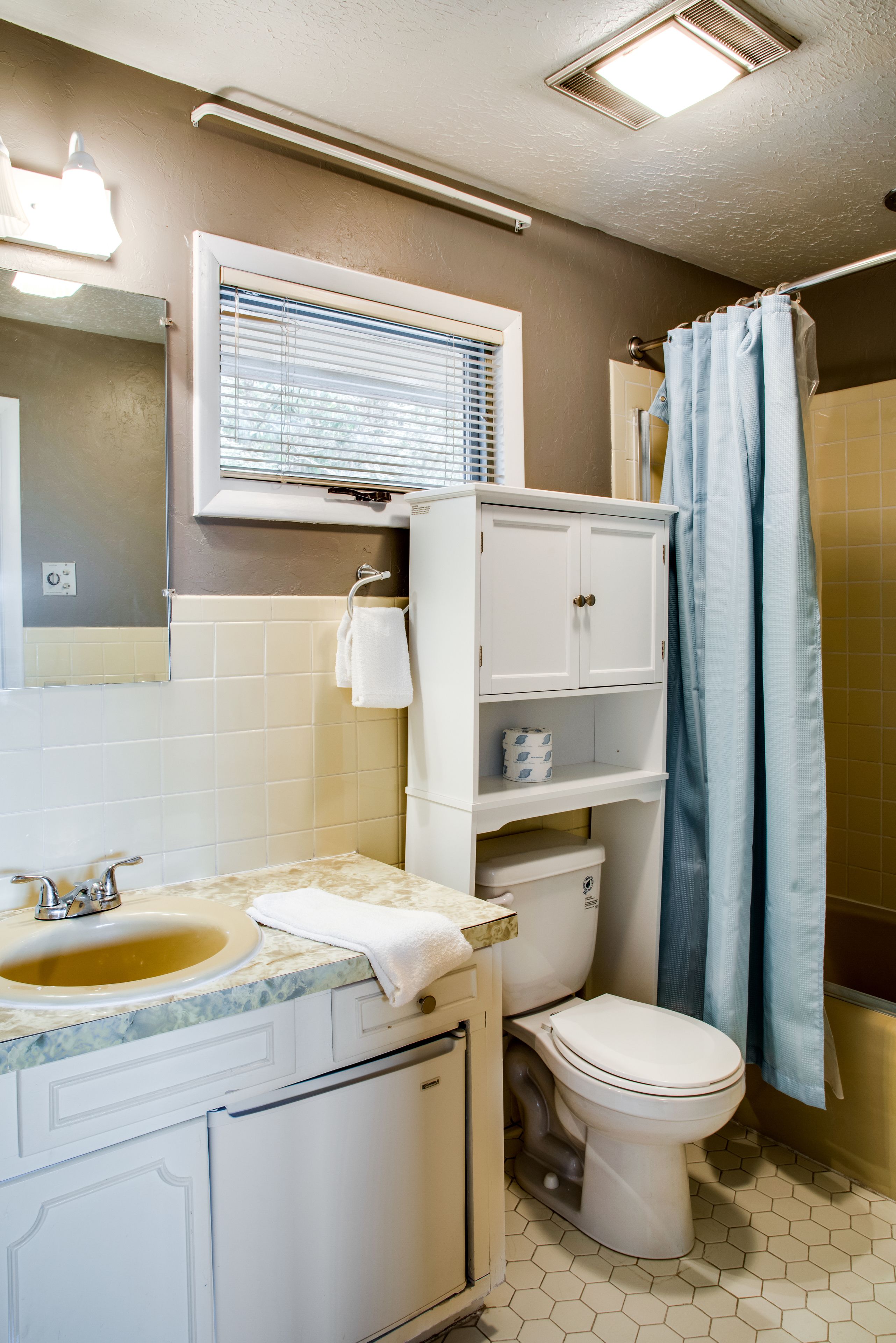 Ein Badezimmer mit Waschbecken, Toilette und Duschvorhang.