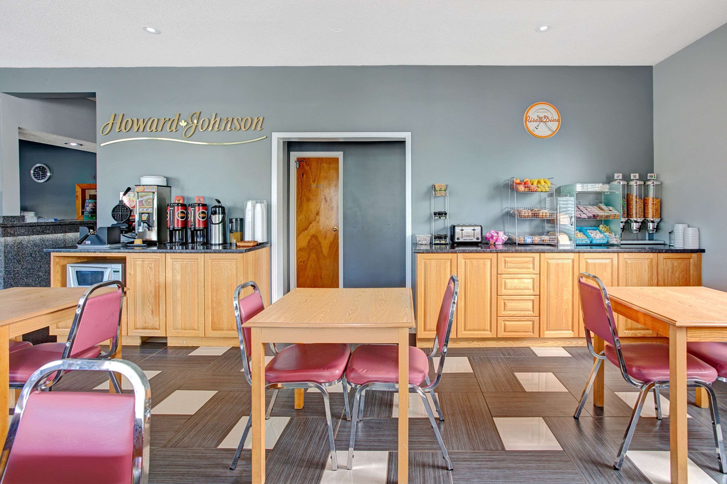 Una cocina moderna con armarios de madera, una isla central y una estación de café.
