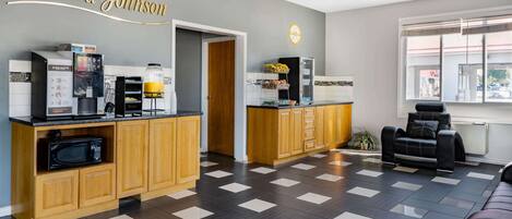 Una cocina moderna con armarios de madera, una cafetera y un refrigerador.