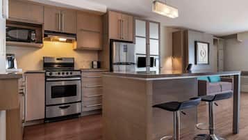 Suite, 1 cama King size, para no fumadores, cocineta (Living Room;with Sofabed) | Cocineta privada | Refrigerador, microondas y cafetera y tetera
