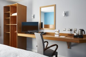 Premium bedding, desk, iron/ironing board, free WiFi - The Olympic Lodge (Aylesbury)