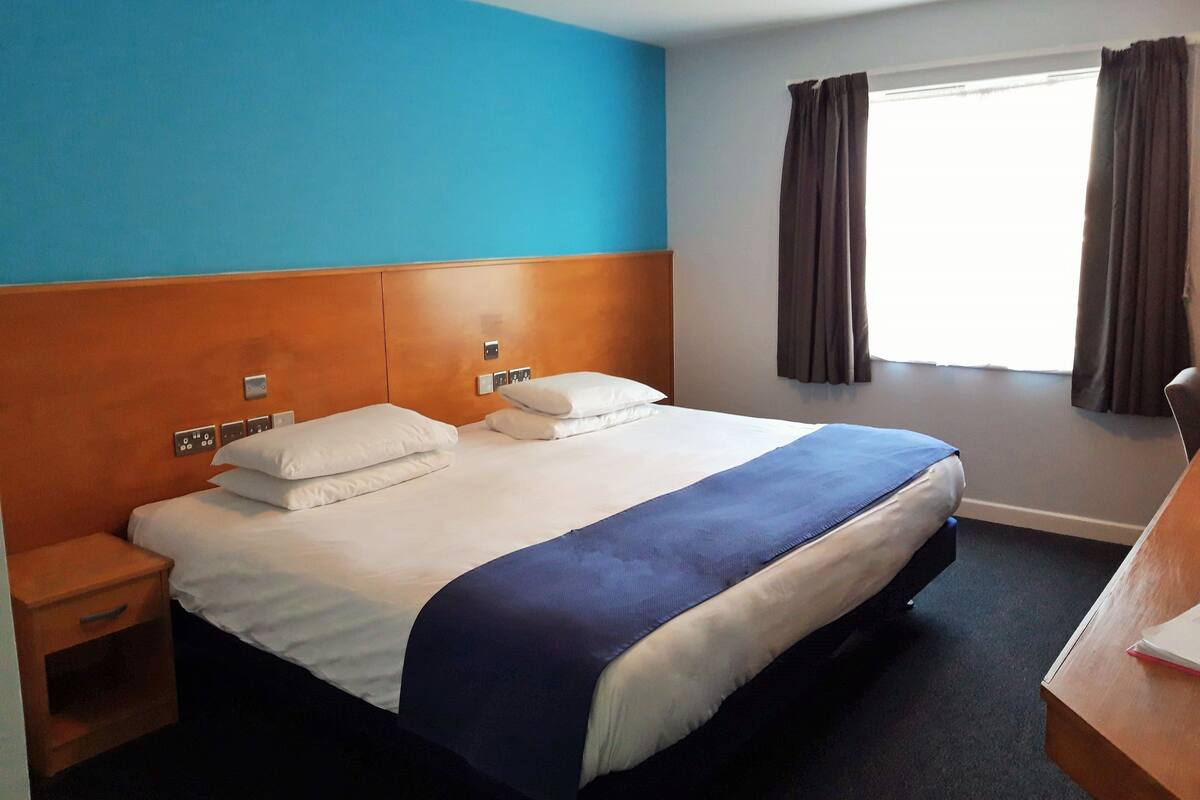Standard Double Room | Premium bedding, desk, iron/ironing board (on request), free WiFi