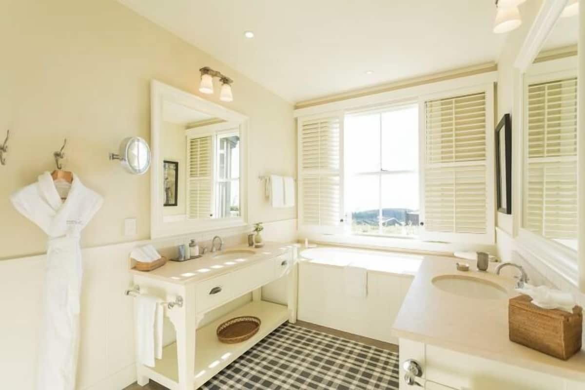 Salle de bain | Baignoire et douche séparées, baignoire relaxante profonde