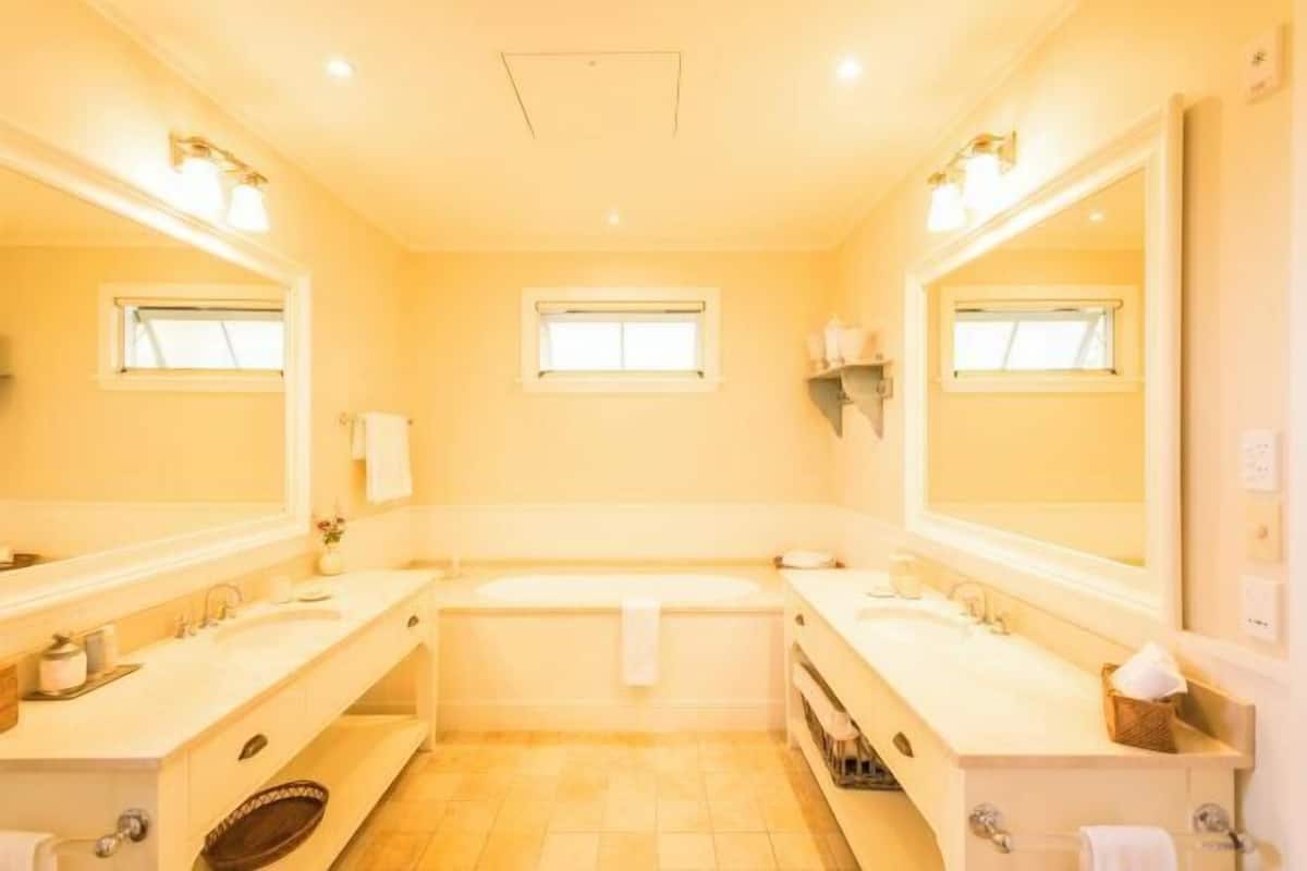 Salle de bain | Baignoire et douche séparées, baignoire relaxante profonde