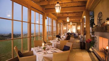 Serveert ontbijt, lunch, diner, internationale gerechten