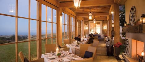 Aperto a colazione, pranzo e cena, cucina internazionale