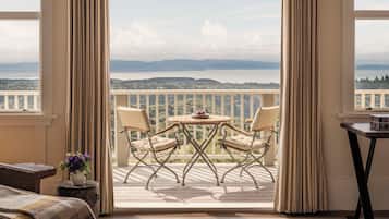 Grand Ridge Junior Suite | Egyptian cotton sheets, premium bedding, down comforters, minibar