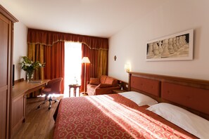 Hochwertige Bettwaren, Minibar, Zimmersafe, Schreibtisch