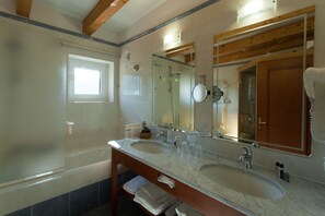 Chambre Quadruple (2 Adults + 2 Children) | Lavabo de la salle de bain