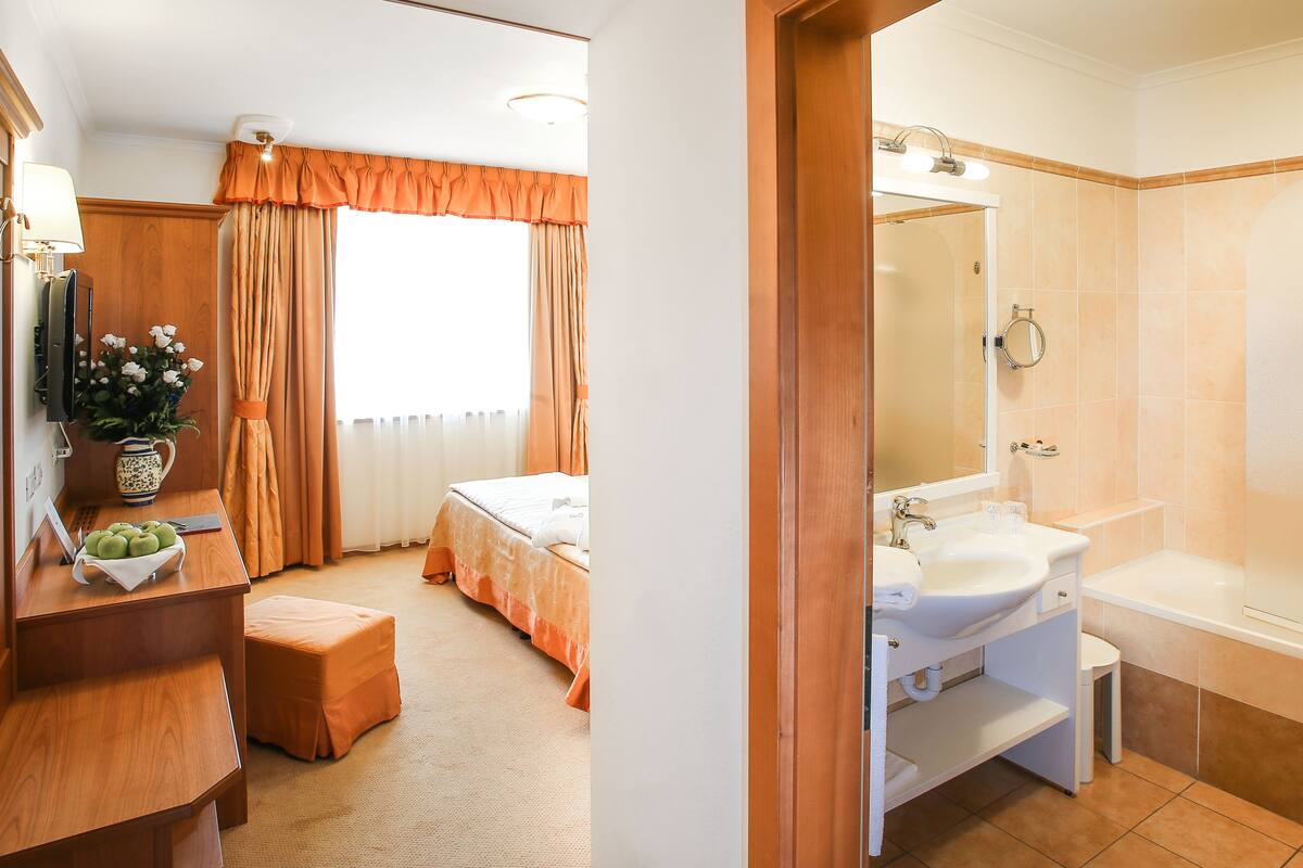 premium bedding, minibar, in-room safe, desk