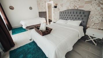 Kamar Double Standar | Busa memori, didekorasi berbeda-beda, meja kerja, dan Wi-Fi gratis