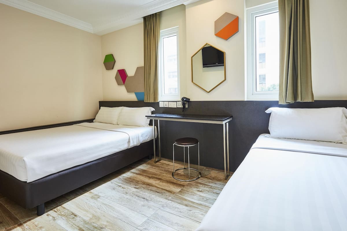 Superior tweepersoonskamer, Meerdere bedden | Een bureau, een strijkplank/strijkijzer, gratis wifi, beddengoed