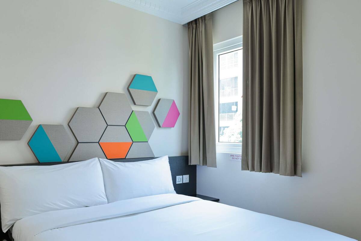 Escritorio, tabla de planchar con plancha, wifi gratis y ropa de cama 
