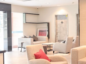 Ein stilvoller Lounge-Bereich mit Sitzgelegenheiten und Kamin.