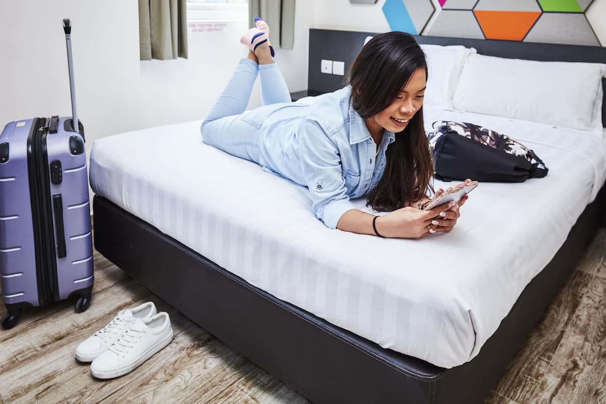 Escritorio, tabla de planchar con plancha, wifi gratis y ropa de cama
