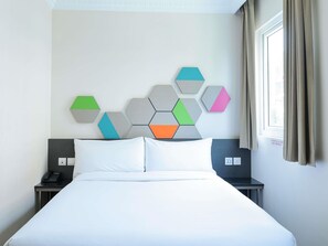 Escritorio, tabla de planchar con plancha, wifi gratis y ropa de cama 