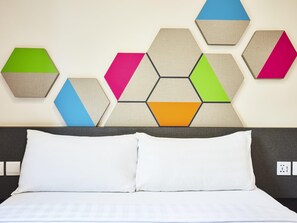 Habitación Deluxe doble, 1 cama doble | Escritorio, tabla de planchar con plancha, wifi gratis y ropa de cama