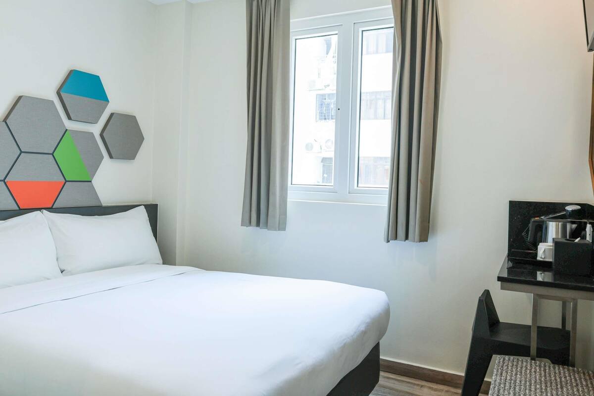 Escritorio, tabla de planchar con plancha, wifi gratis y ropa de cama 